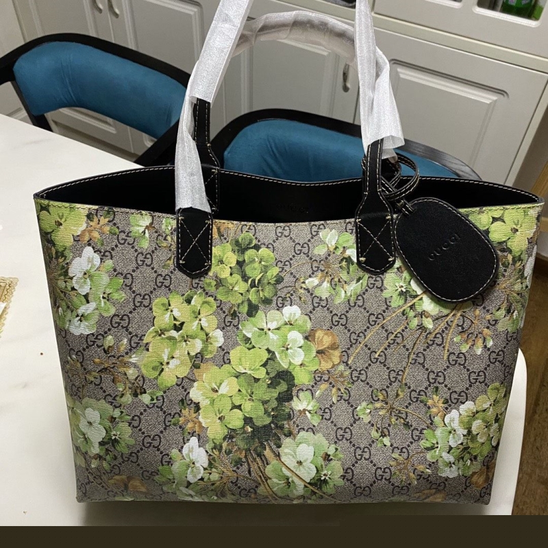 G*u*i shopping bags